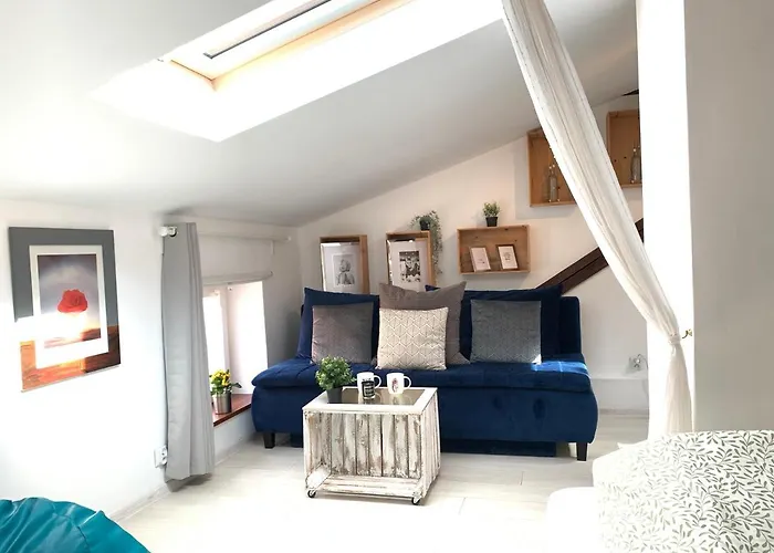 Quiet Corner Apartment *