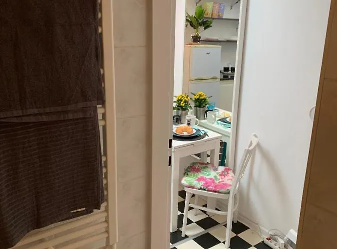 Quiet Corner Apartment *