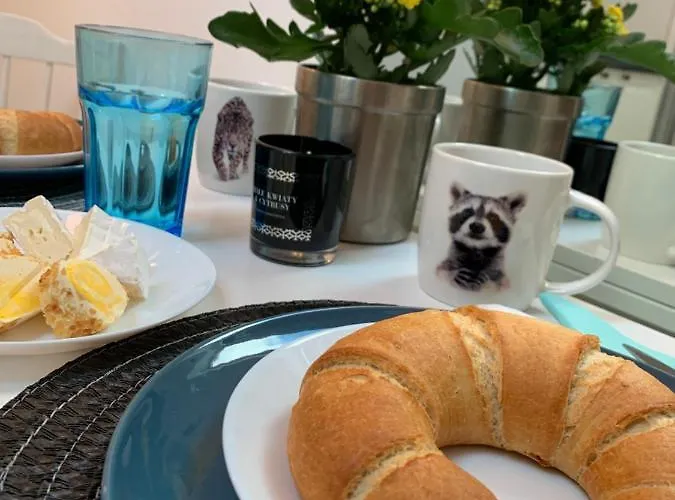 Quiet Corner Apartment *