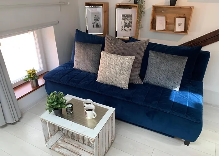 Quiet Corner Apartment *