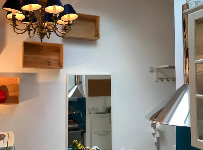 Quiet Corner Apartment *